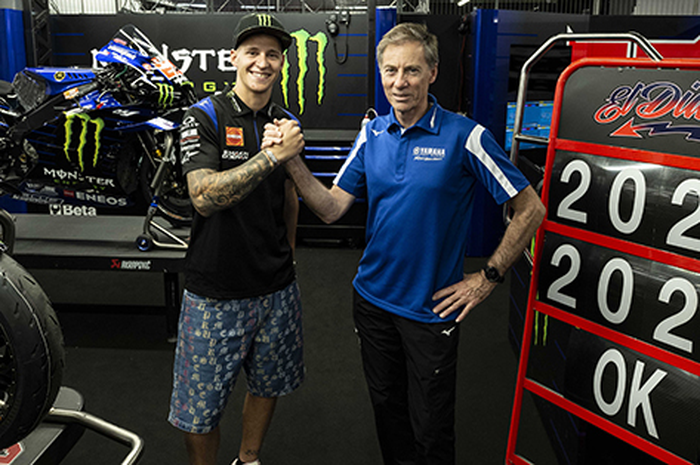 Managing director Yamaha Motor Racing Lin Jarvis (kanan) pastikan Fabio Quartararo (kiri) motor MotoGP Yamaha YZR-M1 2023 tetap andalkan mesin inline 4