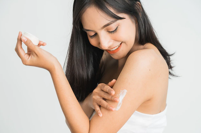 Ilustrasi memakai cream bleaching