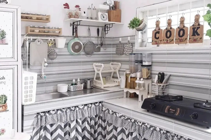 Pemilik rumah subsidi bisa merapat. Biaya permak desain dapur mungil pakai trik khusus cuma habis segini. Foto interiornya bikin bangga.