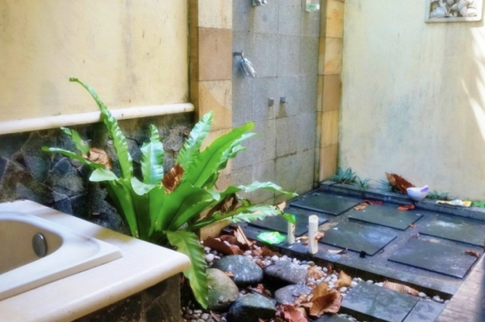 Begini desain kamar mandi terbuka di rumah minimalis yang mungkin diminati pemilik hunian. Foto dekorasinya bikin rileks.