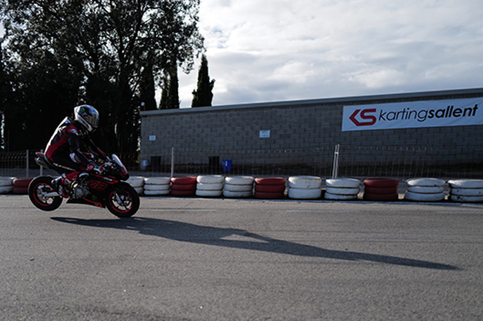 Alex Rins mulai latihan mini bike di sirkuit karting, terungkap alasan dirinya naik meja operasi untuk mengobati cedera arm pump