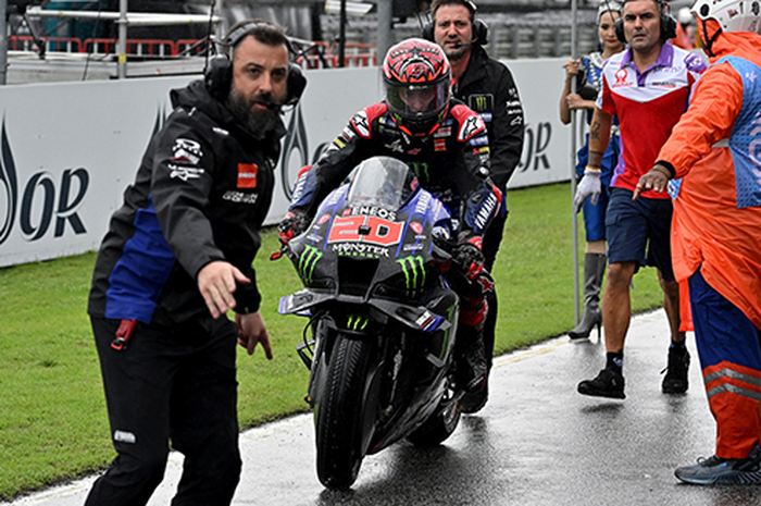 Fabio Quartararo usai melakukan sighting lap dari pitlane cari posisi di starting grid sebelum balapan dimulai di MotoGP Thailand 2022