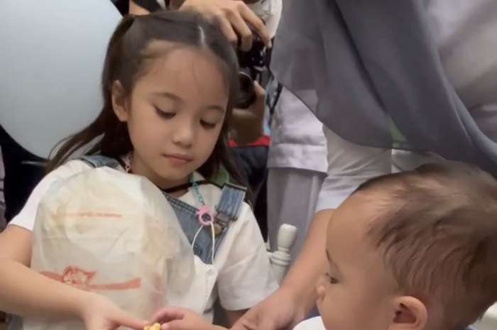 Melihat foto Rayyanza Malik Ahmad meminta makanan Gempi, netizen titip pesan begini ke Gisella Anastasia.