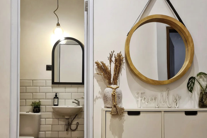 Tampilan kamar mandi minimalis malah terlihat sumpek. Foto interiornya sampai bikin ilfil. Kebiasaan teledor jadi biang keroknya.