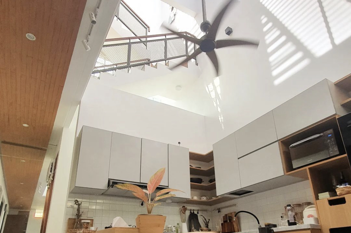 Nggak panas saat terkena cahaya matahari, desain dapur mungil terasa adem karena adopsi trik khusus. Foto interiornya jadi rujukan.