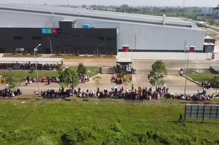 Ratusan emak-emak menyerbu pabrik Vespa PT Piaggio Indonesia di Kawasan Jababeka.