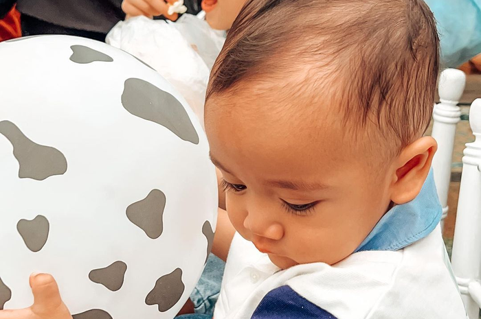 Hati netizen dibuat luluh saat melihat foto Gempi akrab dengan Rayyanza alias Cipung. Postingan Gisel bikin heboh.