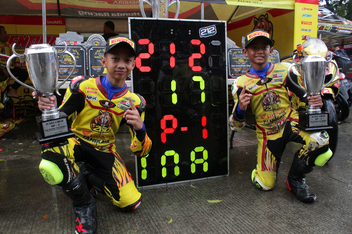 M.K Ramadhipa (kiri) dan Ziven Rasul masih jadi andalan Honda 260 Narendra Racing di Kejurnas Motorprix dan OnePrix 2023. 