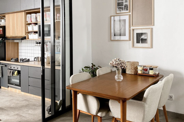 Desain ruang makan yang diberi sentuhan unik bikin penghuni rumah minimalis senyum-senyum. Foto interiornya jadi referensi.