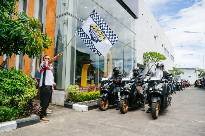 Touring jelajah Pulau Bali naik motor matic Yamaha XMAX Connected. Usung tema 'Navigate to The Max Tour De Bali'.
