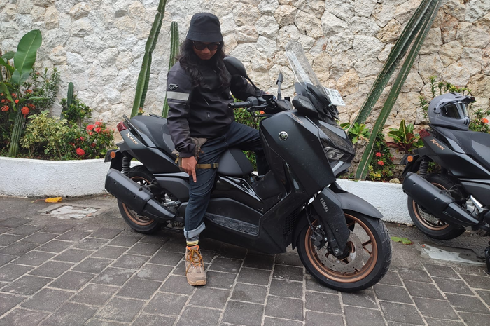 Motor Matic Yamaha XMAX sering dinilai kurang ramah untuk biker yang kurang tinggi
