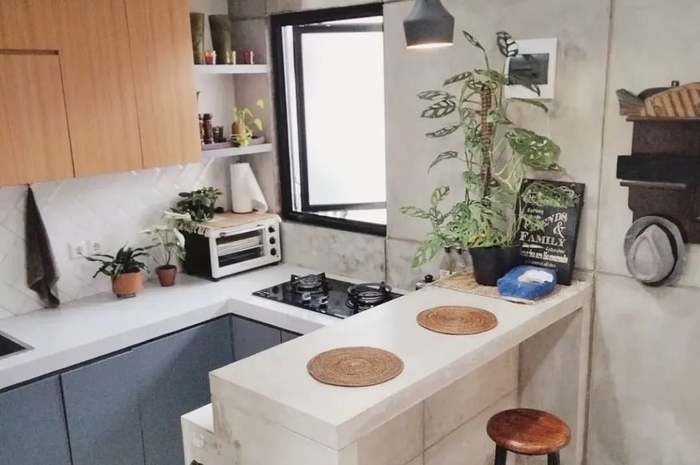 Banyak pemilik rumah minimalis yang belum tahu. Ini cara sepele agar dapur mungil selalu tampak rapi. Foto interiornya auto banjir likes.