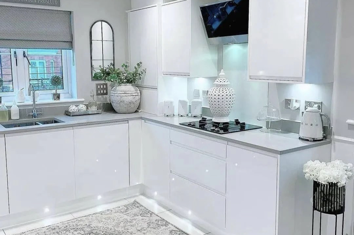 Desain dapur warna putih ternyata banyak keuntungan. Jadi, bukan sekadar bersih. Pantes foto interiornya ditiru.