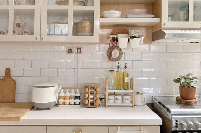 Usai dapat trik mujarab mengatur dapur kecil yang efektif mertua pemilik rumah minimalis tersenyum puas. Foto interiornya jadi lebih luas.