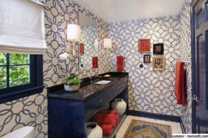 Dengan berani meniru dekorasi warna mencolok, pemilik rumah minimalis dapat foto interior kamar mandi mungil seperti begini.