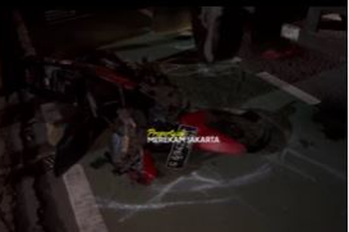 Pengendara motor bebek Yamaha Vega R tutup usia ditabrak truk sampah DKI di Jalan Gatot Subroto.