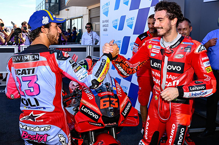 Enea Bastianini (kiri) dan Francesco Bagnaia (kanan) line-up pembalap MotoGP sama-sama dari Italia di skuat Ducati pabrikan musim 2023