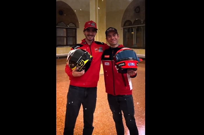 Juara dunia MotoGP 2022 Francesco Bagnaia (kiri) dan juara dunia WSBK 2022 Alvaro Bautista (kanan). Bautista mau geber motor MotoGP Ducati Desmosedici GP.