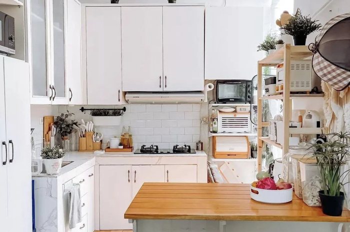 Bair nggak bikin pemilik rumah minimalis uring-uringan, desain dapur mungil ditata pakai trik tak biasa. Foto hasilnya jadi aesthetic.