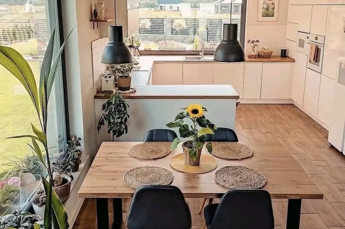 Pemilik rumah minimalis dapat melakukan penyegaran desain dapur sempit. Foto interiornya terasa lebih dinamis di bagian ini.