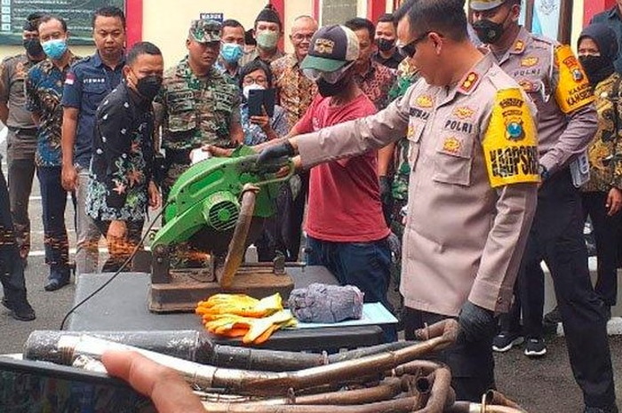 Momen pihak Polres Blitar memusnahkan puluhan knalpot brong. 