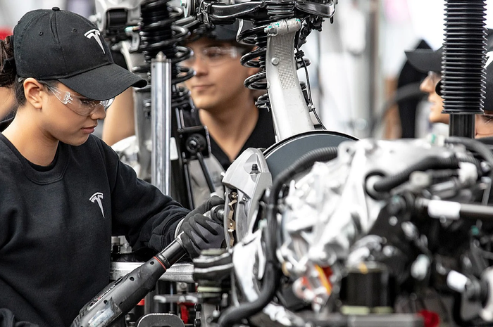 Buruh yang sedang bekerja di perusaan Tesla
