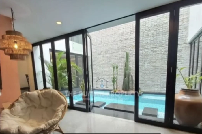 Istri Indra Bekti mengemis dengan menggalang dana biaya perawatan suaminya. Foto rumah mewah Indra Bekti dihujat.
