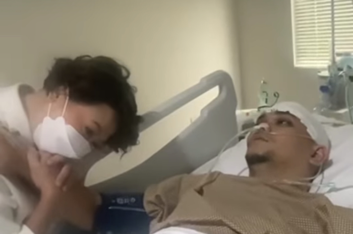 Alasan Indra Bekti buru-buru nikahi Aldilla Jelita sampai bikin Aurel Hermansyah baper. Foto kondisi sang presenter bikin mewek. 