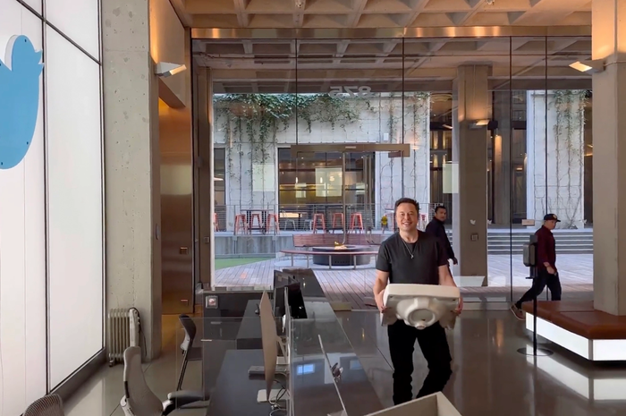 Elon Musk membawa wastafel di kantor Twitter San Fransisco