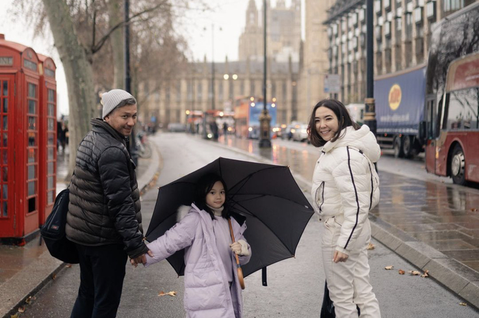 Gisella Anastasia tampak rajin memposting foto liburan bareng Gempi dan Gading Marten di London. Mereka terlihat kian hangat.