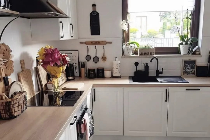 Pemilik rumah minimalis dijamin enggak kegerahan lagi. Sebab, ada cara membuat dapur mungil jadi adem. Foto tampilan kian aesthetic.