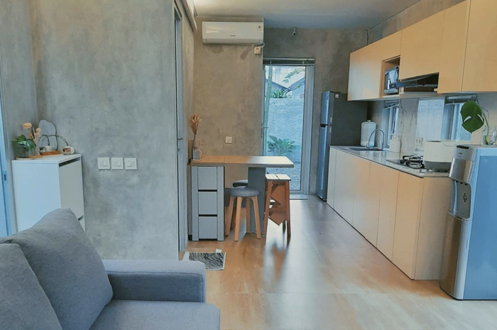 Foto interior rumah mungil yang di lahan ukuran pas-pasan terasa benar-benar lega. Desain dapurnya dibuat dengan konsep ini.