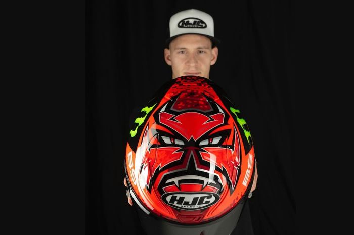 Fabio Quartararo pamer Helm HJC RPHA 1R yang akan ia gunakan mulai MotoGP 2023. Secara grafis tidak ada perubahan banyak. 