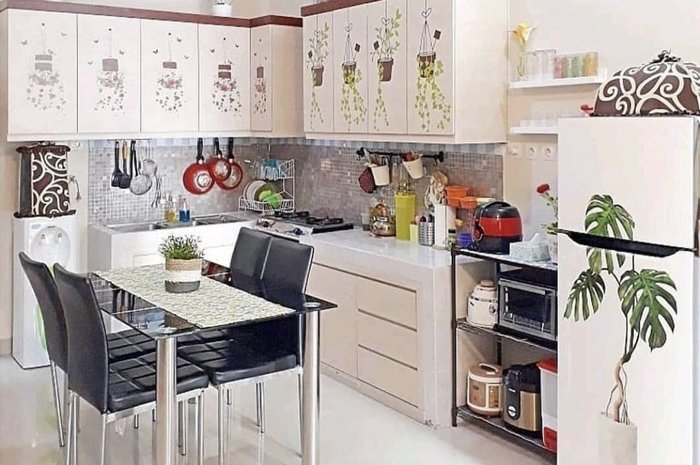Buat pemilik rumah minimalis yang ingin permak kabinet dapur bisa memakai 3 cara murah ini. Foto hasilnya terlihat lebih segar.