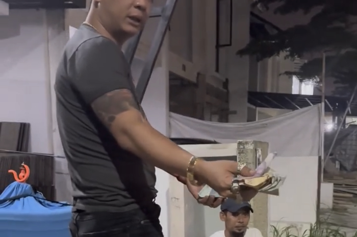 Keeja cuma pakai celana pendek, Jhon Lbf tanpa sungkan bagi-bagi duit kepada karyawannya.