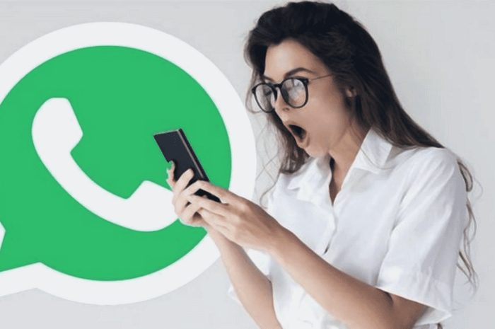 Ilustrasi wanita kaget dengan cara menyembunyikan status online di WhatsApp.