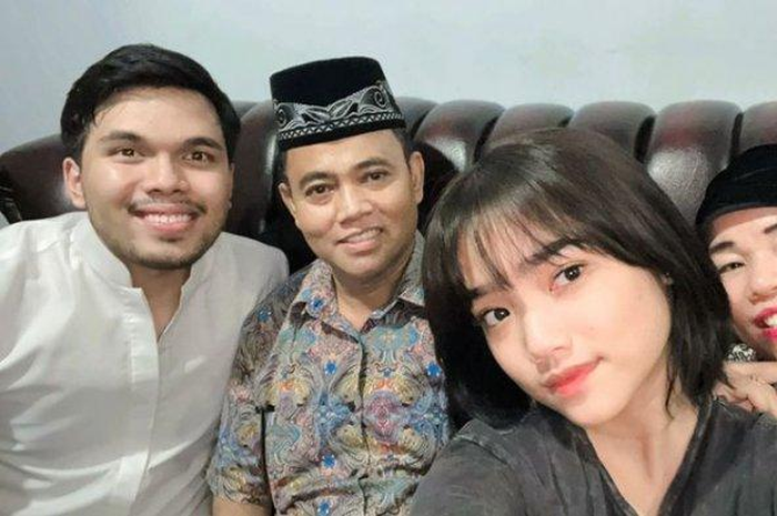 Potret keluarga Haji Faisal, Fuji dan Thariq Halilintar.