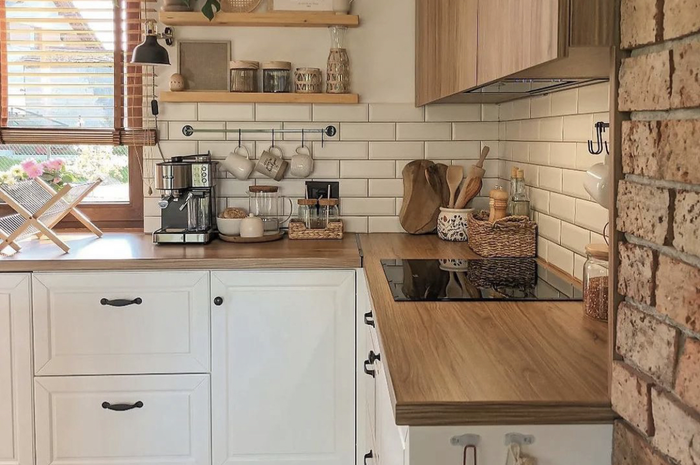 Dapur mungil dipermak agar terlihat makin luas dengan trik begini. Foto interiornya pasti aesthetic.