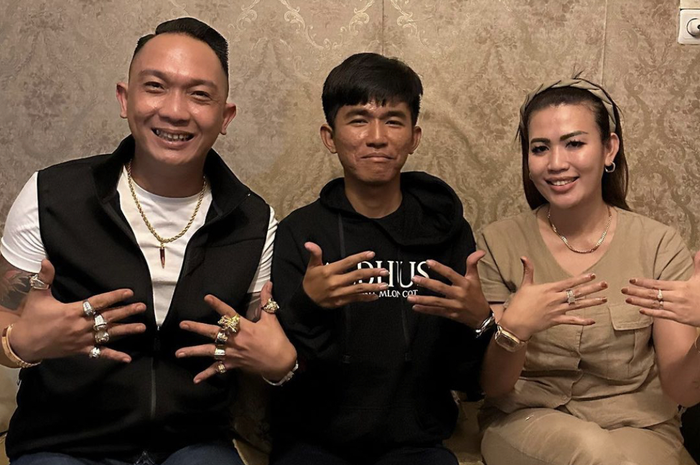 Pengusaha viral di TikTok Jhon Lbf bikin wajah anak Ibu Eny gembira. Tiko dapat pekerjaan ini dari sang pengusaha.