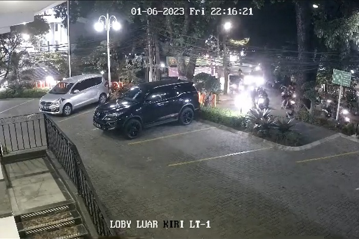Tangkapan layar video geng motor serang mahasiswa Unisba di Bandung, Jawa Barat, Jumat (6/1/2023)