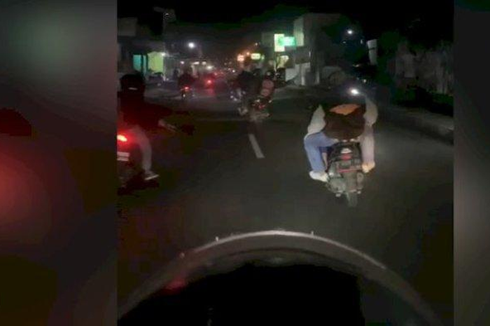 Aksi geng motor di Garut bikin resah warga. Konvoi zigzag sambil acungkan senjata tajam.