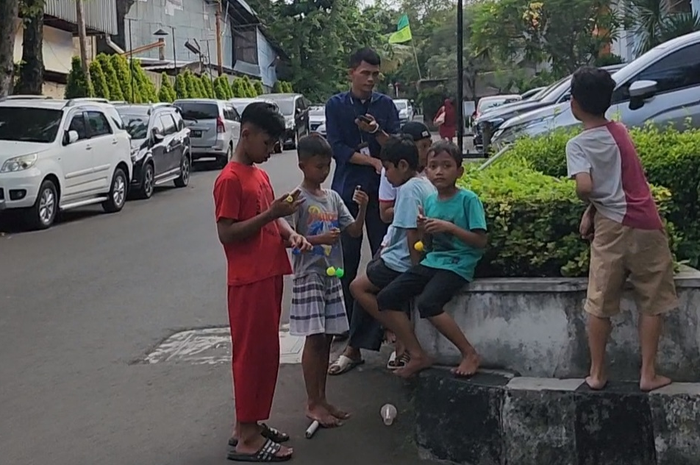 Pro Cons Permainan Lato-Lato Menurut Psikolog, Healing Tapi Bising!