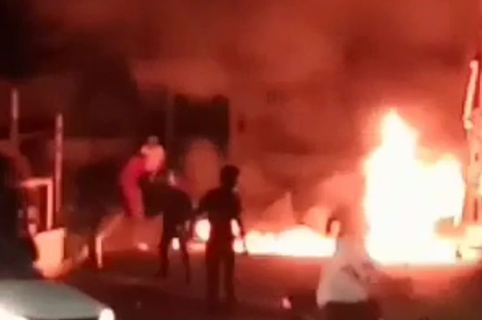 Ilustrasi peristiwa motor terbakar di SPBU.