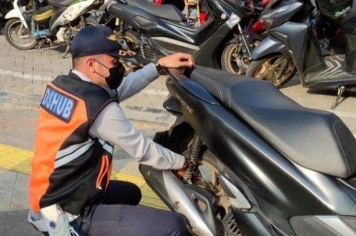 Ilustrasi Foto. Sembarangan parkir motor di Daan Mogot akan dicabut pentilnya oleh petugas.