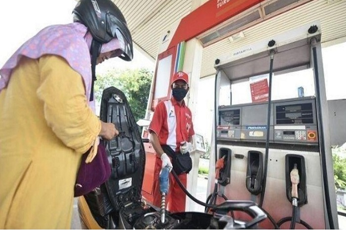 Foto ilustrasi motor isi Pertamax. Cek harga BBM Pertamax 13 Januari 2023.