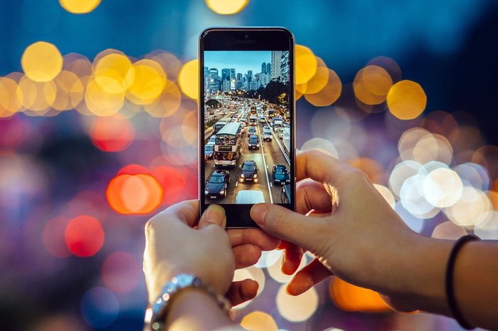 Ilustrasi videografi menggunakan hp Android