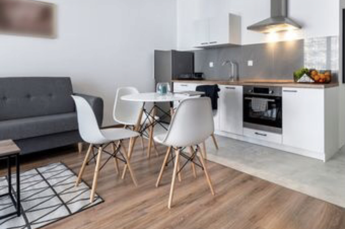 Foto hasil desain dapur kecil yang digabung dengan ruang keluarga banyak dicontek. Desain tak biasa jadi kuncinya.