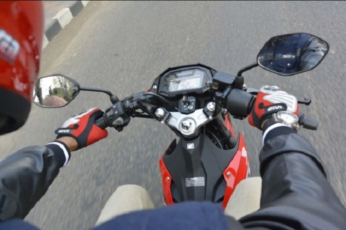 Ilustrasi spion motor pakai cermin cembung.