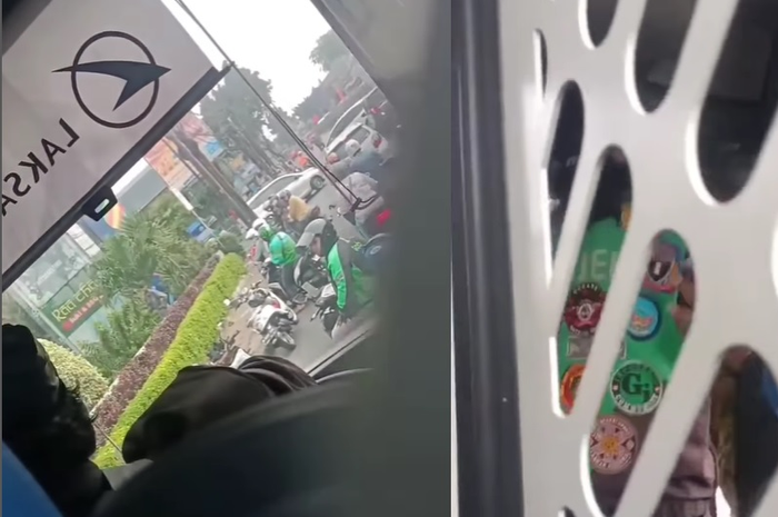 Sopir dan kondektur bus TransJakarta diserang driver ojol, penumpang histeris.