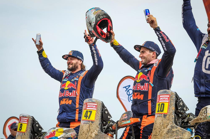 Toby Price (kiri) dan Kevin Benavides bawa KTM dominasi dua teratas Reli Dakar 2023. Kevin Hapus Kekecewaan Tahun Lalu